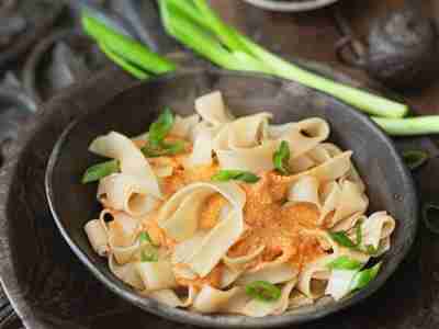 Nudeln mit Tofu-Curry-Sauce