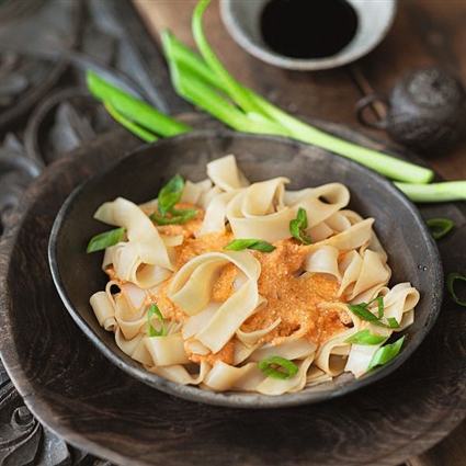 Nudeln mit Tofu-Curry-Sauce