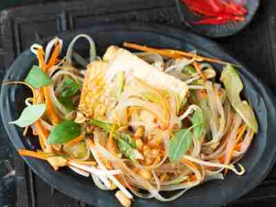 Würziger Tofu mit Glasnudelsalat