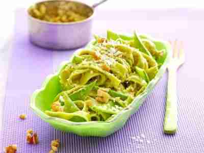 Grüne Nudeln mit Ingwer-Limetten-Pesto