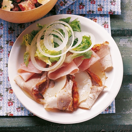 Wurstsalat mit Braten und Käse