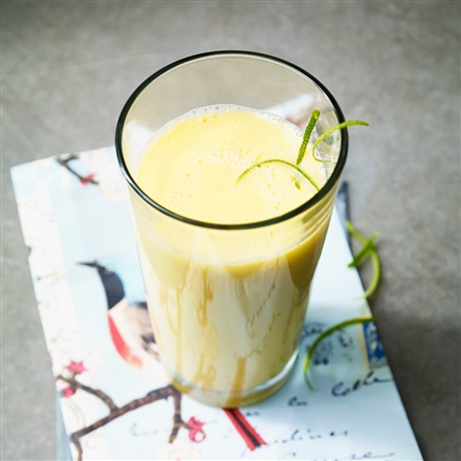 MANGO-LASSI MIT LIMETTE