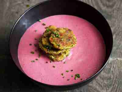 Rote-Bete-Suppe mit Gemüseküchlein