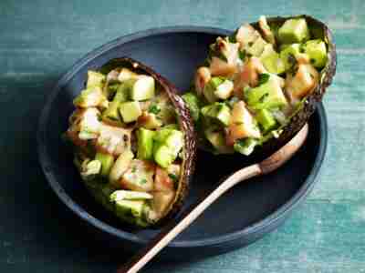 Lachs-Avocado-Salat in der Avocado