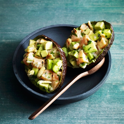 Lachs-Avocado-Salat in der Avocado
