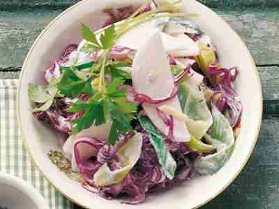 Rotkohlsalat mit Birnen und Lauch