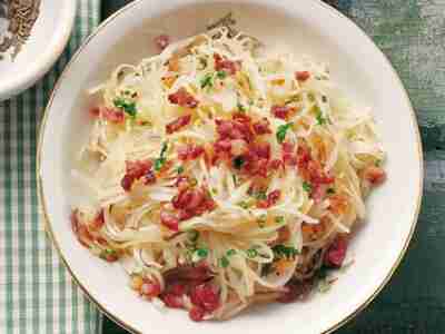 Einfacher Krautsalat mit Speck