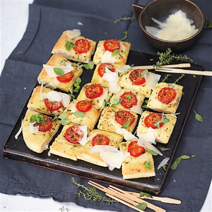 Focaccia mit Kirschtomaten und Parmesan