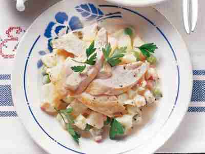 Bunter Kartoffelsalat mit Hähnchen