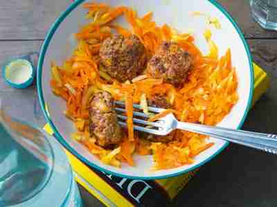 Apfel-Möhren-Salat mit Hackbällchen