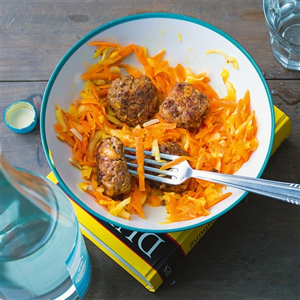 Apfel-Möhren-Salat mit Hackbällchen