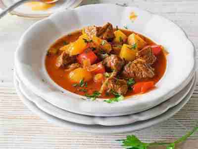 Einfache Gulaschsuppe mit Paprika