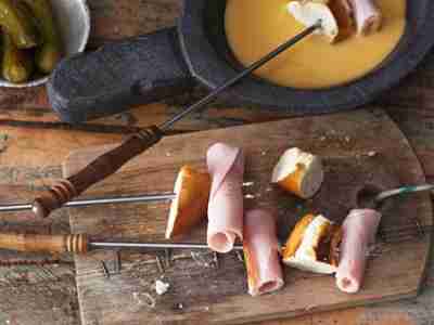 Bierfondue mit zweierlei Aufschnitt