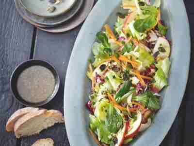 Bunter Wintersalat mit Kürbiskernen