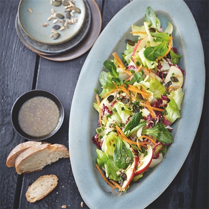 Bunter Wintersalat mit Kürbiskernen