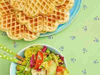 Kräuter-Schmand-Waffeln mit buntem Blattsalat