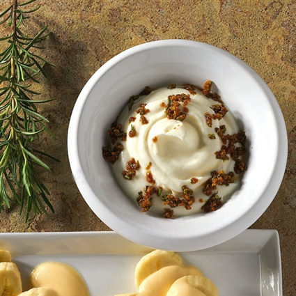 Ziegenkäsecreme mit Kräuterkrokant