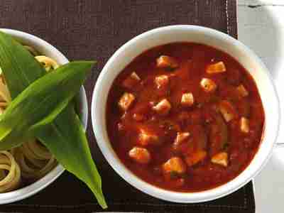 Tomaten-Kräuter-Sauce mit Mozzarella