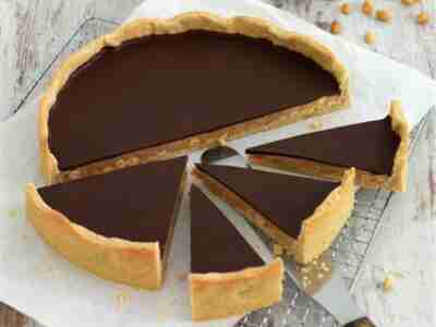 Vegane Kokoskaramell-Tarte mit Erdnüssen