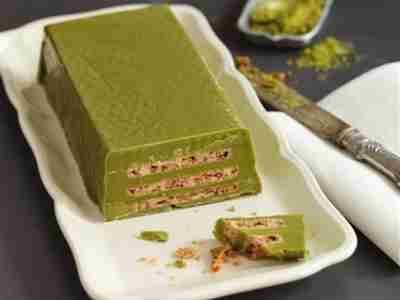 Vegane Keks-Schichttorte mit Matcha