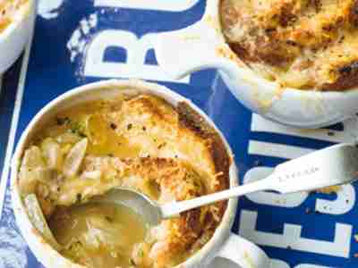 Soupe à l'oignon gratinée – Gratinierte Zwiebelsuppe
