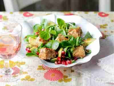 Feldsalat mit Granatapfel und Sesam-Fetawürfeln