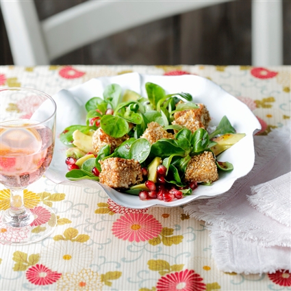 Feldsalat mit Granatapfel und Sesam-Fetawürfeln