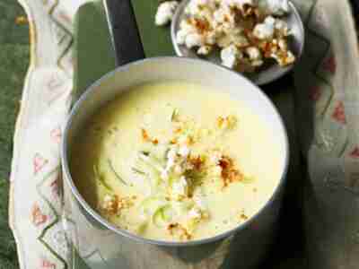Käse-Mais-Suppe mit Chili-Popcorn