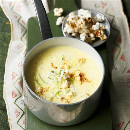 Käse-Mais-Suppe mit Chili-Popcorn