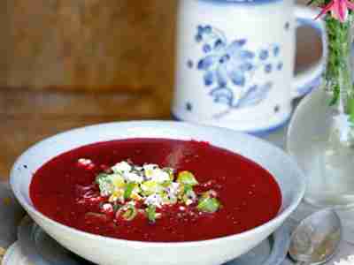 Rote-Bete-Suppe mit Schafskäse-Gremolata