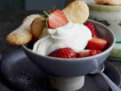 Löffelbiskuits mit Erdbeeren