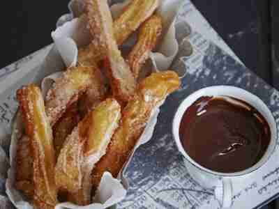 Churros mit Zartbitter-Schokolade