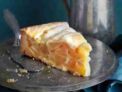 Gedeckter Apfelkuchen mit Weißwein
