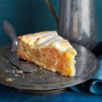 Gedeckter Apfelkuchen mit Weißwein