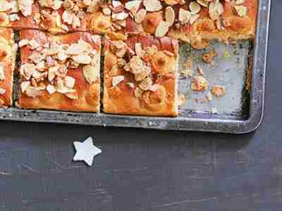 Marzipankuchen mit gebrannten Mandeln
