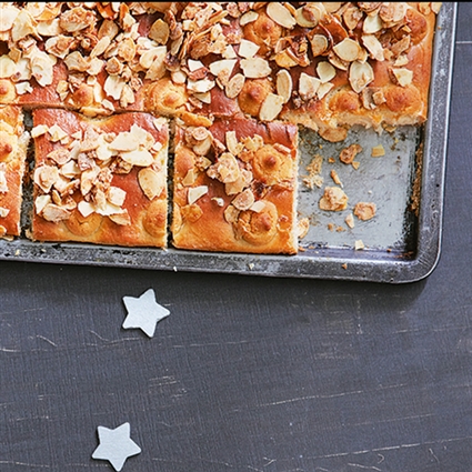 Marzipankuchen mit gebrannten Mandeln