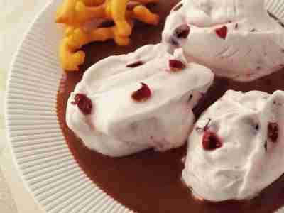 Schneeeier auf Schokoladencreme