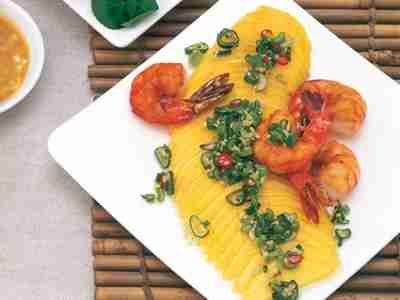 Gebratene Garnelen auf Mangosalat