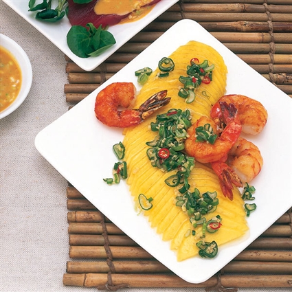 Gebratene Garnelen auf Mangosalat