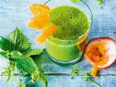 Grüner Kräuter-Smoothie mit Orange und Maracuja