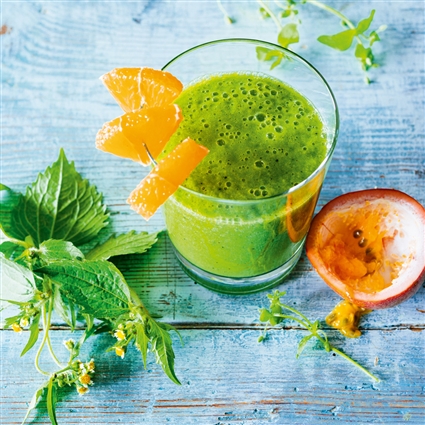 Grüner Kräuter-Smoothie mit Orange und Maracuja