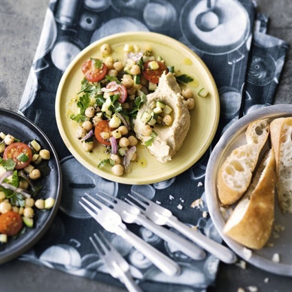 Veganer Kichererbsensalat mit Hummus