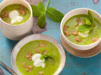 Schnelles Erbsensüppchen mit Krabben