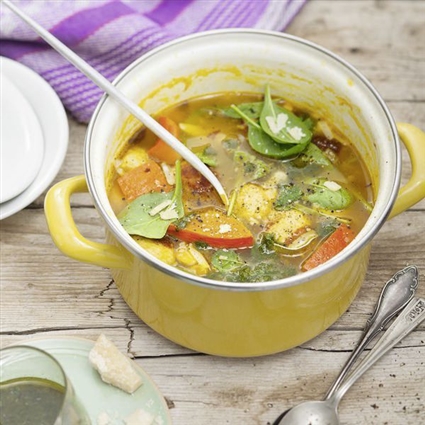 Schnelle Kürbis-Spinat-Suppe mit Klößchen