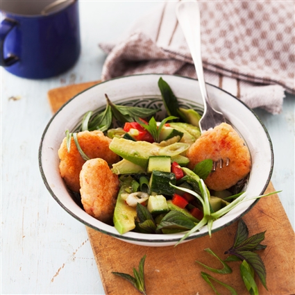 Schneller Avocadosalat mit Garnelenküchlein