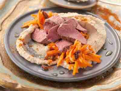 Lamm mit Möhrensalat und Hummus