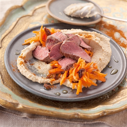 Lamm mit Möhrensalat und Hummus
