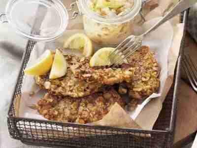 Nuss-Schnitzel mit Cole Slaw