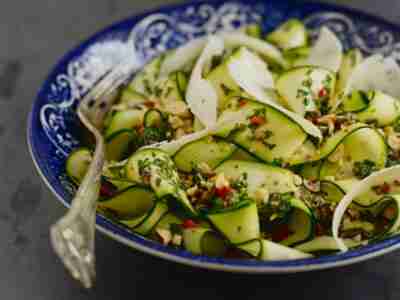 Zucchinisalat mit Minze und Haselnüsse
