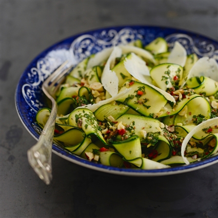Zucchinisalat mit Minze und Haselnüsse
